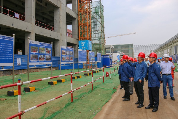 3  祝总仔细听取项目现场aitiyu爱体育官方在线入口宣传介绍.jpg