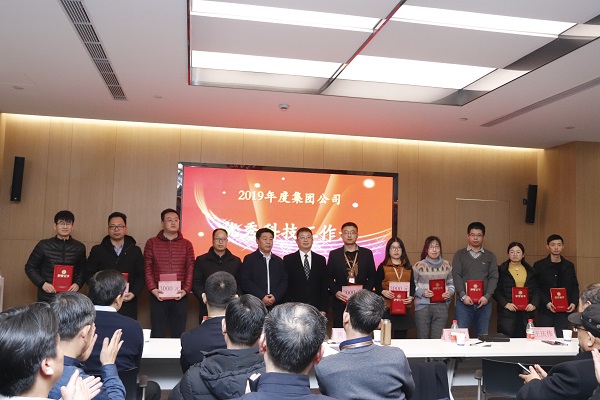 10、aitiyu爱体育官方在线入口-aitiyu爱体育(中国)
董事长黄道元为“优秀科技工作者”颁发荣誉证书.JPG