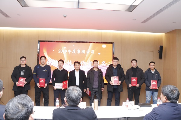 11、aitiyu爱体育官方在线入口-aitiyu爱体育(中国)
副董事长、技术委员会主任王庆伟为“优秀科技工作者提名”颁发荣誉证书.JPG