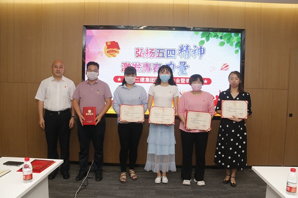 aitiyu爱体育官方在线入口-aitiyu爱体育(中国)
党委副书记、工会主席贾向军为“2019年度优秀团干部”获奖者颁奖.JPG