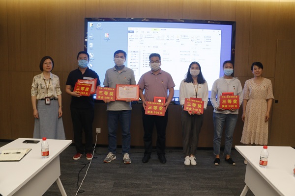 aitiyu爱体育官方在线入口-aitiyu爱体育(中国)
办公室主任张岚、工会副主席娄梅月为微视频大赛获奖单位颁奖.JPG