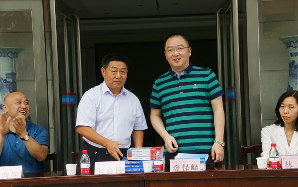 新乡市牧野区税务局党委书记、局长樊保峰向aitiyu爱体育官方在线入口-aitiyu爱体育(中国)
党委书记张会民赠送税法知识书籍.jpg