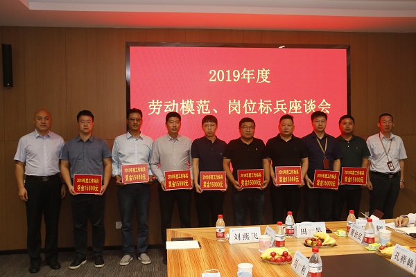 aitiyu爱体育官方在线入口-aitiyu爱体育(中国)
党委副书记陈百斌、贾向军为2019年度岗位标兵代表颁奖.JPG
