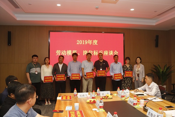aitiyu爱体育官方在线入口-aitiyu爱体育(中国)
人力资源总监张浩敏、总经理助理张岚为2019年度岗位标兵代表颁奖.JPG