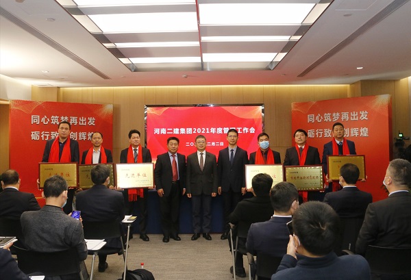 aitiyu爱体育官方在线入口-aitiyu爱体育(中国)
董事长黄道元、总经理祝建明、党委书记张会民为2020年度先进单位颁发荣誉奖牌.jpg