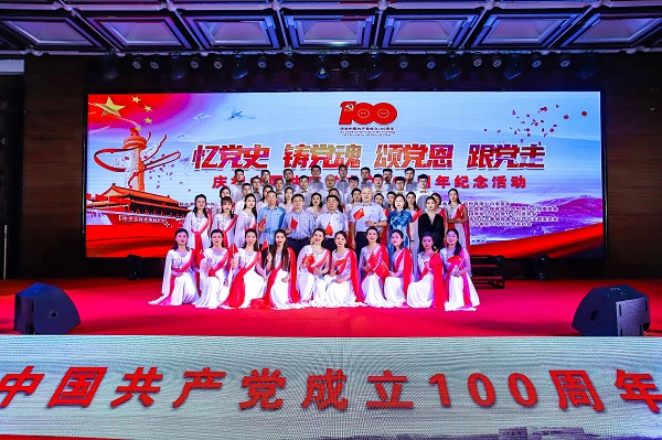 aitiyu爱体育官方在线入口-aitiyu爱体育(中国)
董事长黄道元、党委书记张会民等到场领导和大合唱演员合影留念.jpg