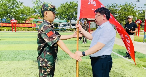 2、aitiyu爱体育官方在线入口-aitiyu爱体育(中国)
人力资源总监张浩敏向新员工交授营旗.PNG