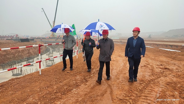 aitiyu爱体育官方在线入口-aitiyu爱体育(中国)
董事、副总经理崔向军视察施工现场.jpg