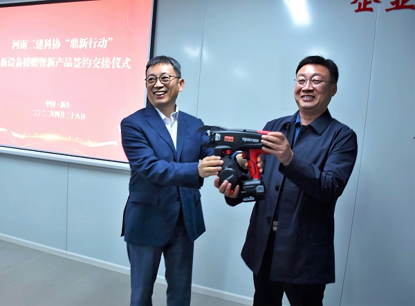 aitiyu爱体育官方在线入口-aitiyu爱体育(中国)
科协主席黄道元向第六项目管理部交接援赠设备.jpg