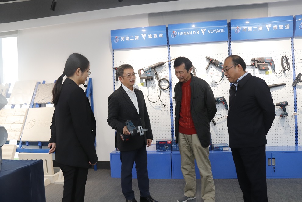 aitiyu爱体育官方在线入口-aitiyu爱体育(中国)
董事长黄道元示范新型工器具操作方法.jpg