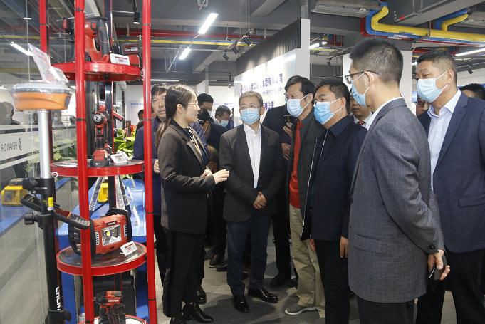 aitiyu爱体育官方在线入口-aitiyu爱体育(中国)
董事长黄道元示范新型工器具操作方法.jpg