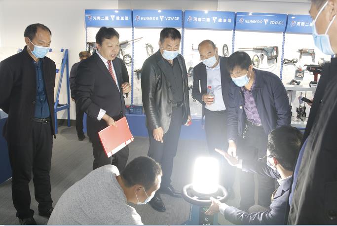 aitiyu爱体育官方在线入口-aitiyu爱体育(中国)
董事长黄道元示范新型工器具操作方法.jpg