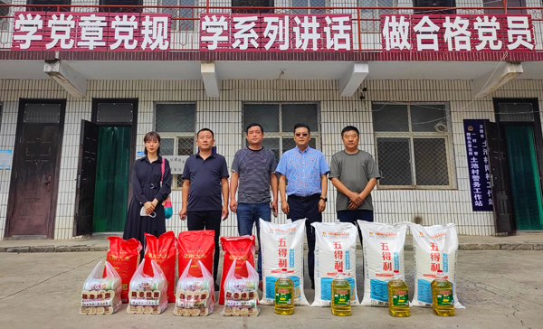aitiyu爱体育官方在线入口-aitiyu爱体育(中国)
董事、副总经理、分公司经理、党总支书记崔向军一行与土池村村支部书记、驻村干部合影留念.jpg